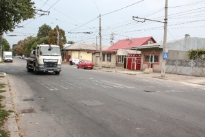 TRECERE DE PIETONI, &quot;mâncată&quot; de şantier. Lucrările de reabilitare pun în PERICOL siguranţa copiilor
