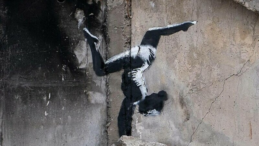 Cea mai recentă lucrare a lui Banksy, pe o clădire devastată din Ucraina