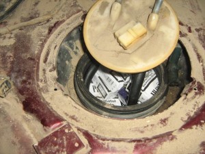 Rezervor auto căptuşit cu ţigări de contrabandă