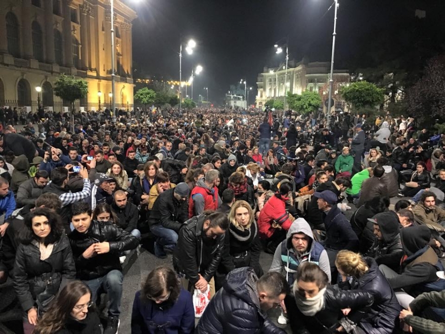 UPDATE - PROTEST cu zeci de mii de oameni, pe străzile din Bucureşti (VIDEO) - Prima DEMITERE după tragedia din Colectiv
