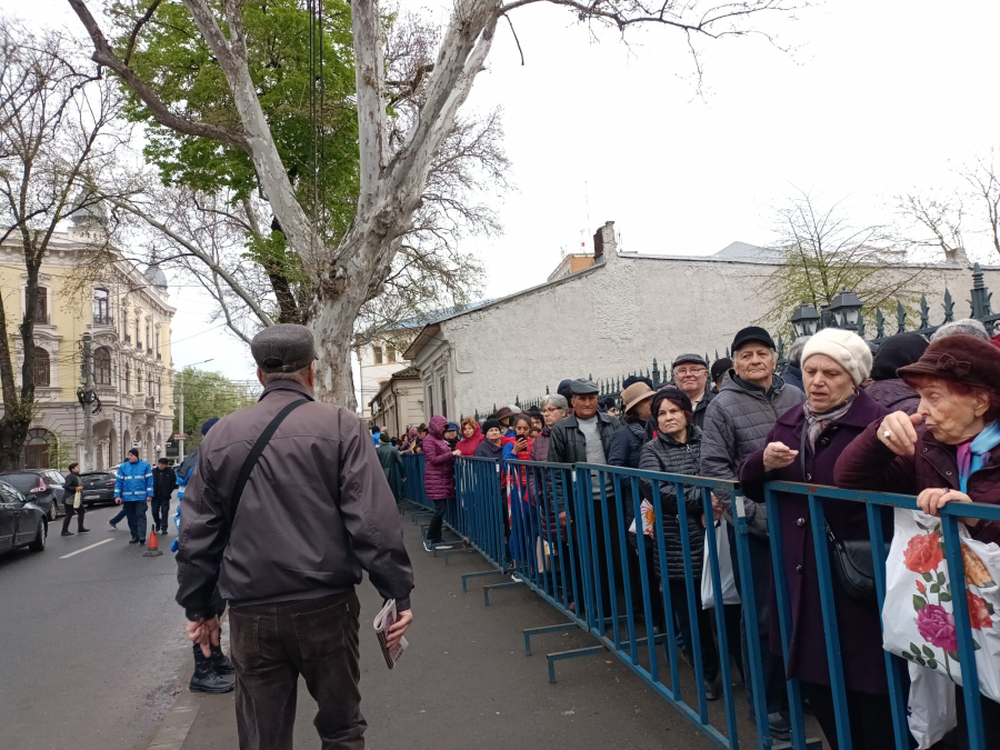 Mii de pelerini au aşteptat apa sfințită de la Izvorul Tămăduirii din Brăila (FOTO și VIDEO)