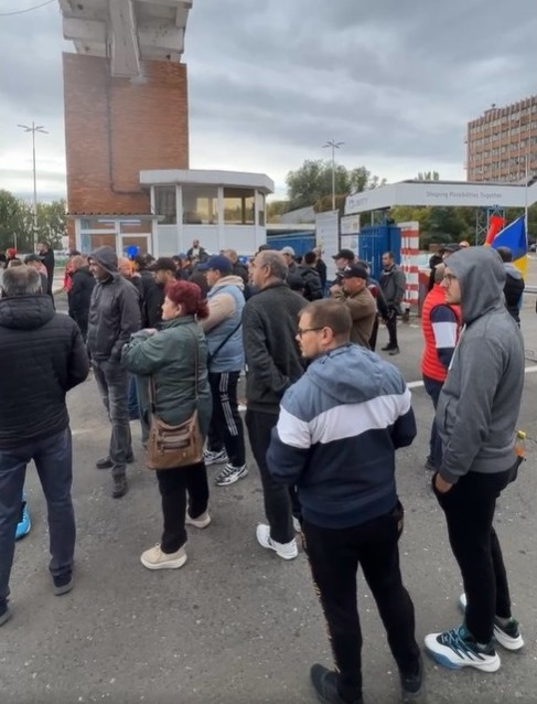 Protest timid la poarta combinatului siderurgic din Galaţi