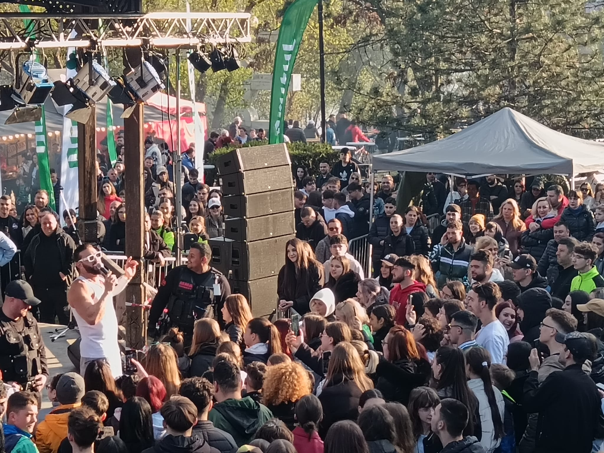 Lume multă, fum, muzică și prețuri de speriat buzunarele, la Festivalul Scrumbiei (FOTO)