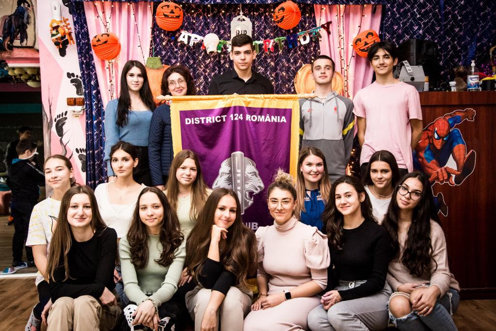 Liceenii au organizat o petrecere pentru copiii defavorizaţi