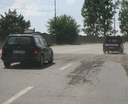 Groapă astupată, urmează asfaltul