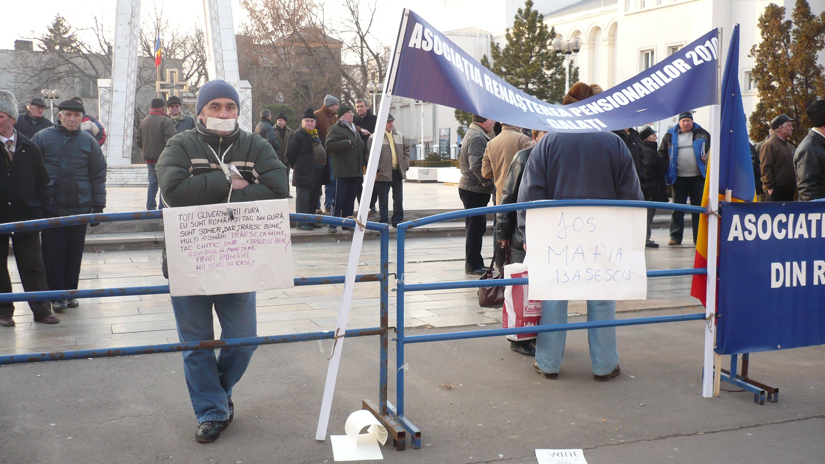 Zeci de gălăţeni continuă să iasă în stradă 