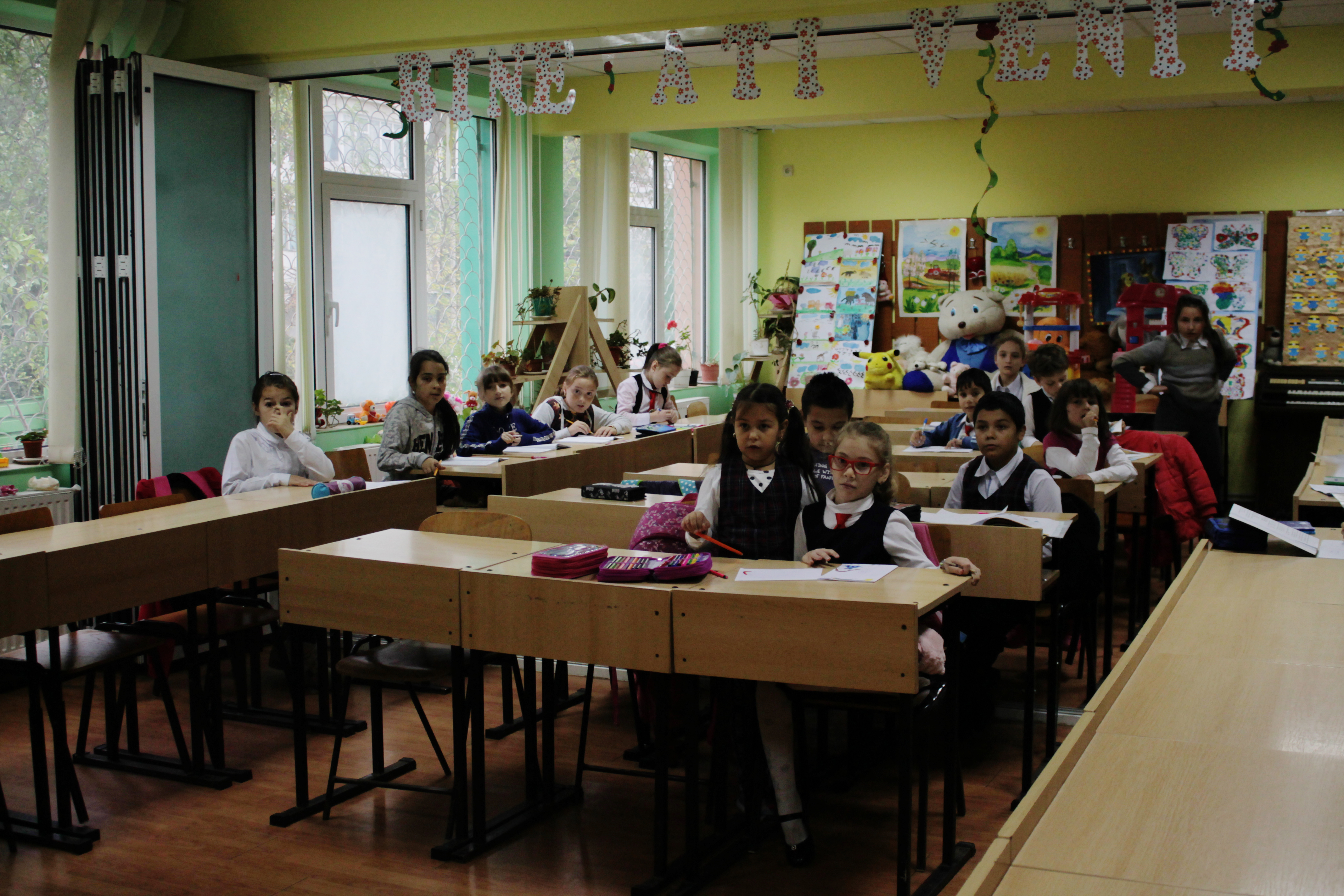 Surorile Ana şi Alexandra Galben, de la centrul fundaţiei "Familia", ajutate să danseze