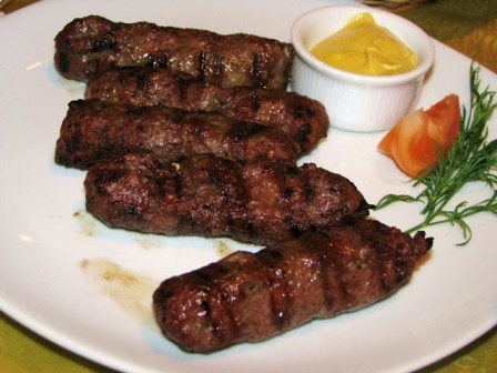 A intrat în spital după ce a mâncat mici de la un supermarket din Galaţi