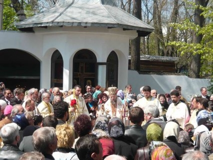 Copiii sub 7 ani nu trebuie forţaţi să stea la Liturghie