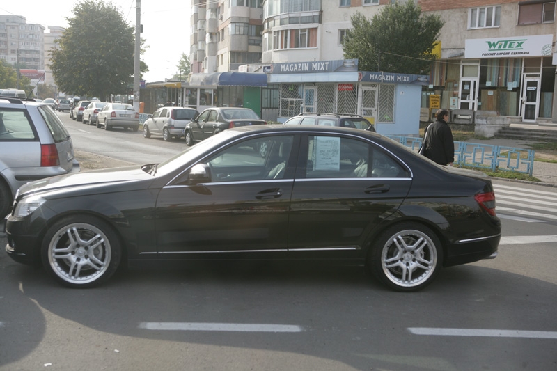 Maşini lăsate pe stradă şi stopuri care creează haos in trafic (Galerie Foto)