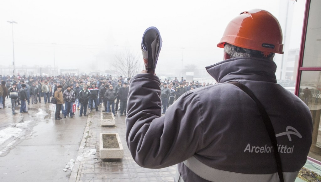 PROTEST la poarta COMBINATULUI din Galaţi. Siderurgiştii sunt nemulţumiţi de SALARIILE PREA MICI