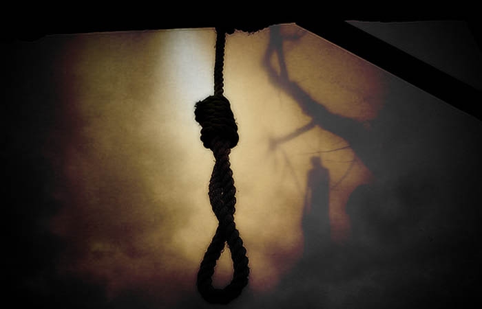 Bătrân găsit spânzurat în casă