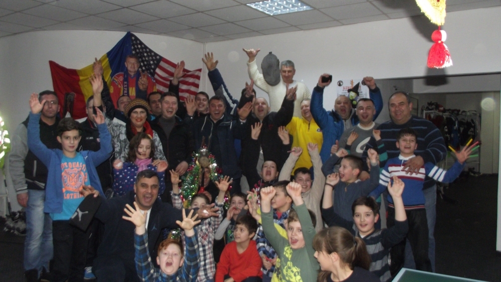 VIDEO/ Pluguşorul micilor hocheişti: „Ţintiţi poarta măi flăcăi şi strigaţi cu toţii, hăăăi”