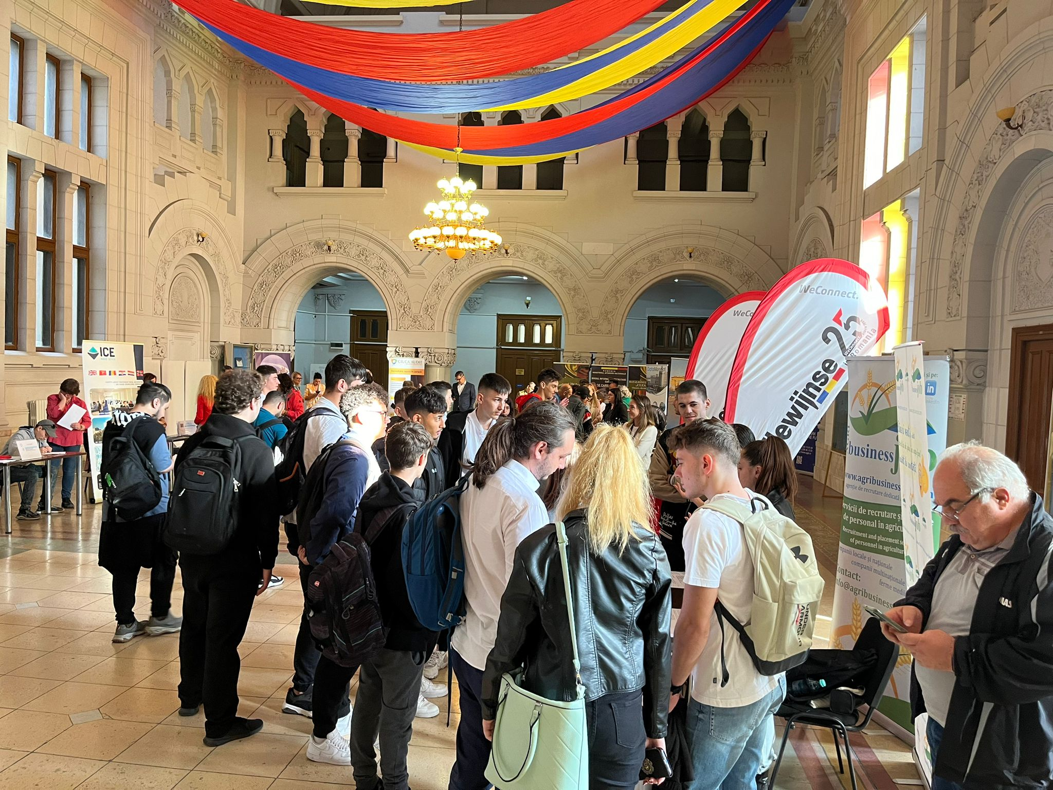 Aproape 100 de persoane, selectate în vederea angajării, la Bursa locurilor de muncă pentru absolvenți