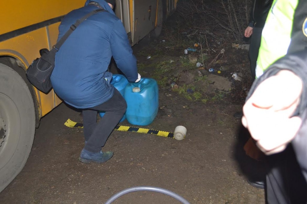 Camion ATACAT într-o PARCARE de lângă COMBINATUL gălăţean. Ce au căutat HOŢII