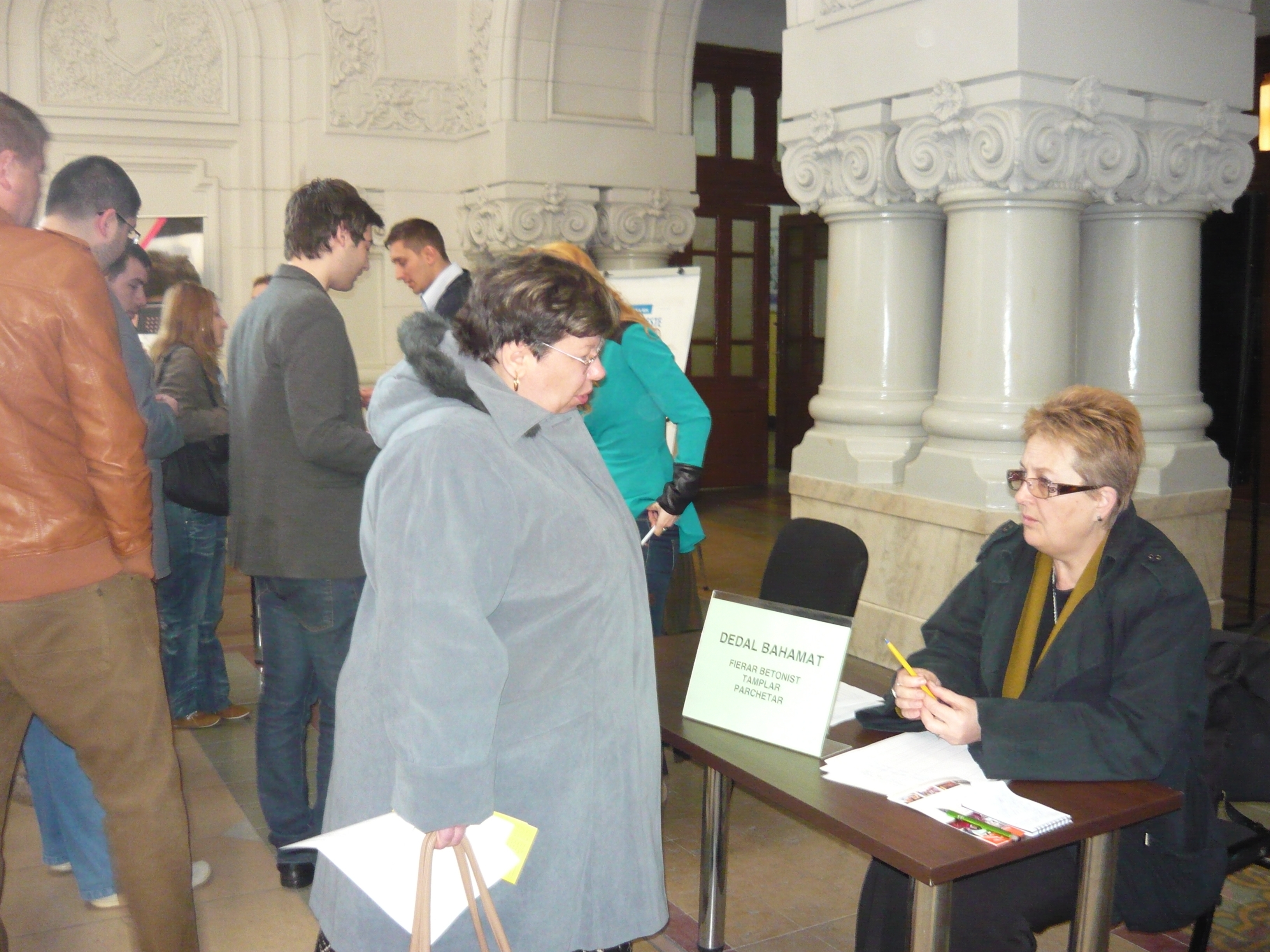 Vineri, bursa locurilor de muncă pentru absolvenţi/ 283 de joburi de la 40 de firme 