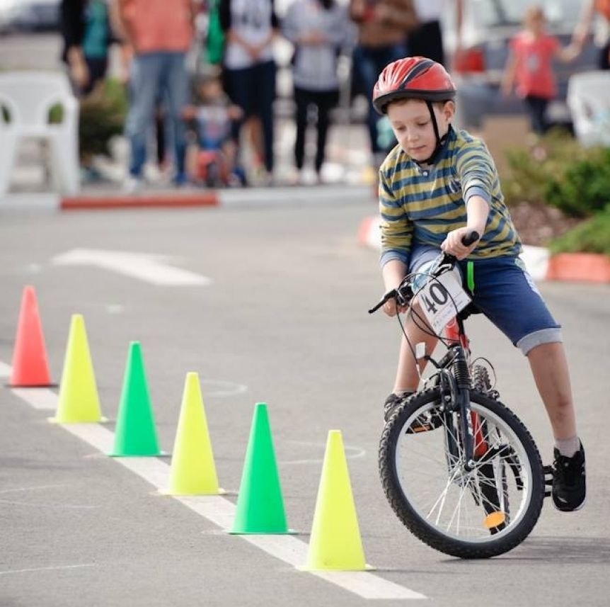 CONCURS de îndemânare pentru juniorii biciclişti