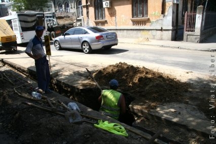 Cu târnăcopul în soare