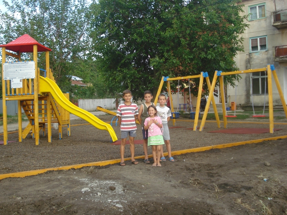 Burse şcolare, calculatoare şi loc de joacă, pentru copiii din Corni, prin Fundaţia "Inimă de copil"