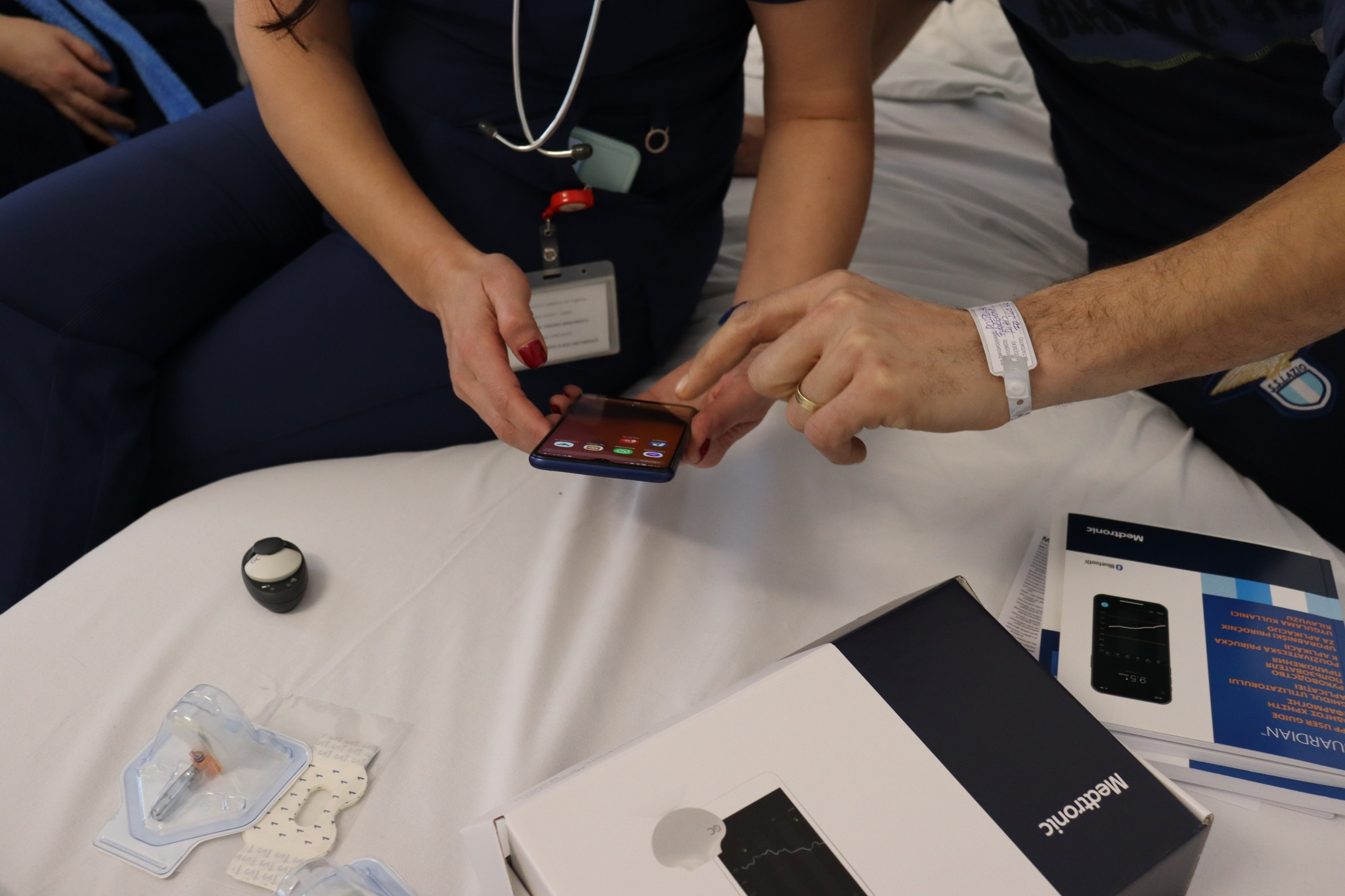 Pompe de insulină și senzori de măsurare a glicemiei, montați la Galați