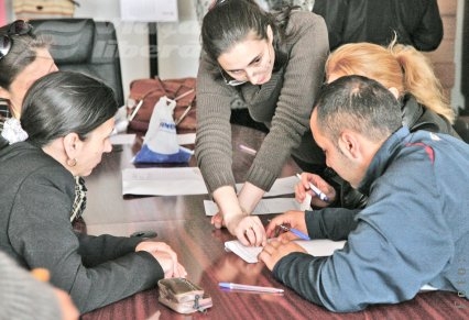 Sute de certificate şi multe speranţe pentru rromi