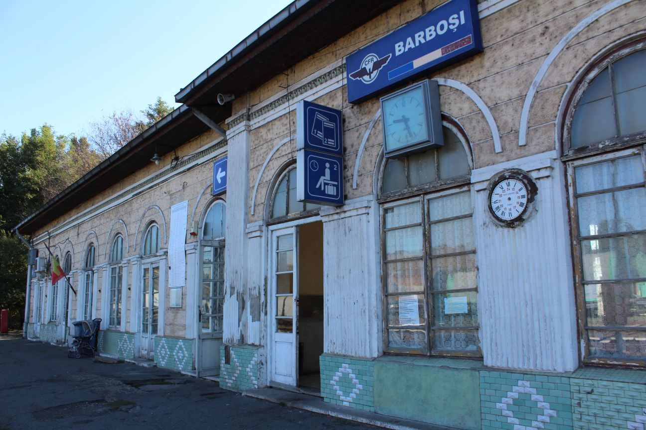 Gara din Barboşi, lăsată în voia sorţii
