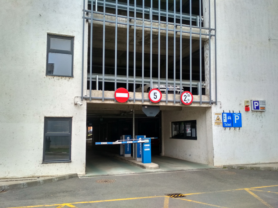 Locuri disponibile în parcarea supraetajată din Mazepa