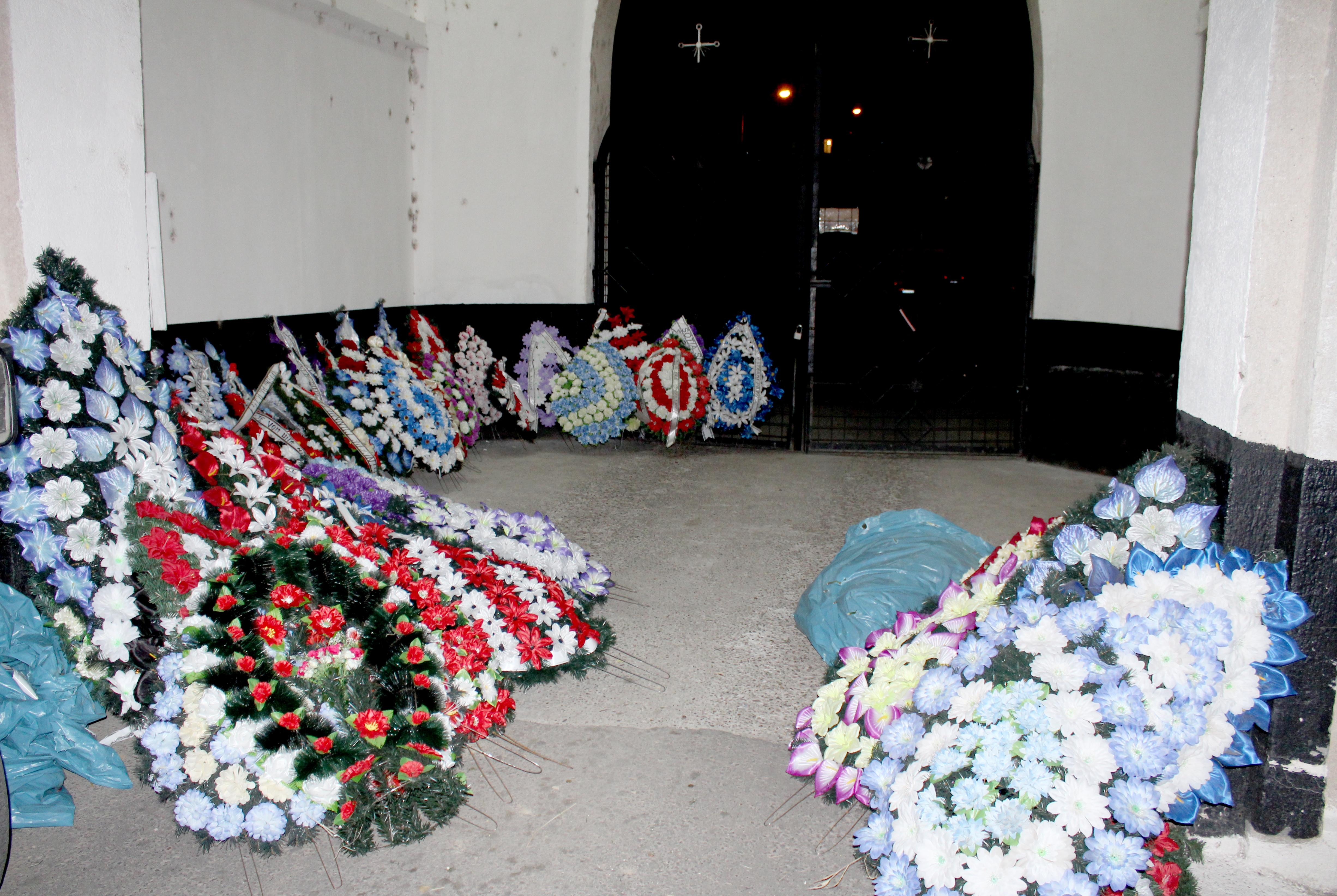 Au furat coroane şi flori de pe morminte