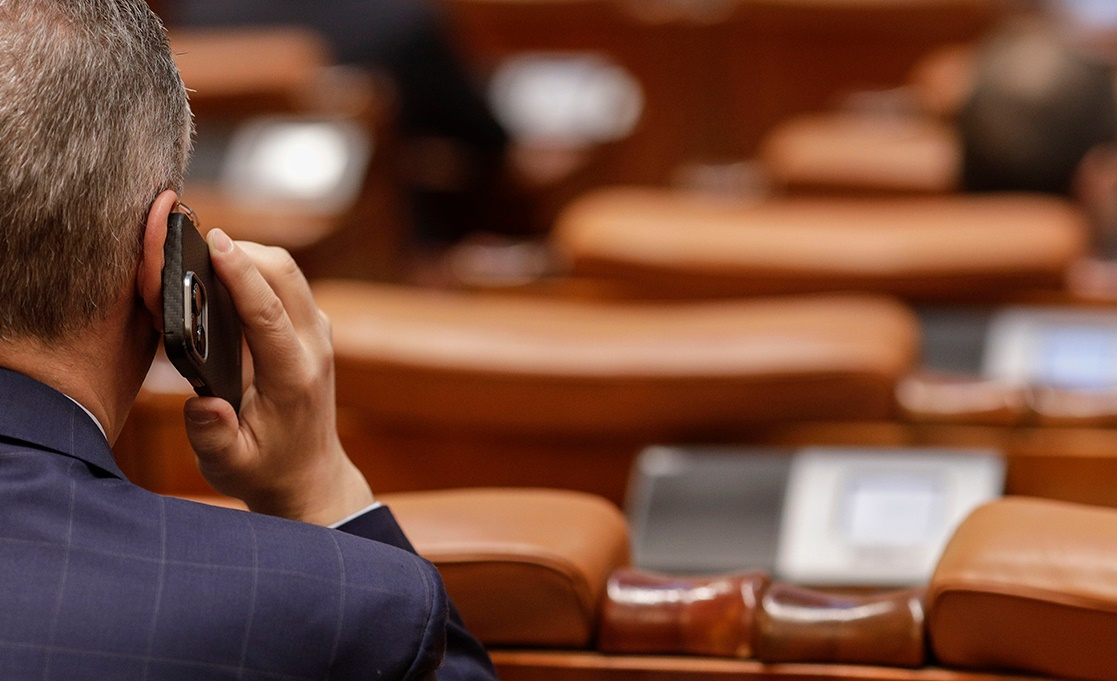 Cine şi pe cine a sunat pentru Combinat?