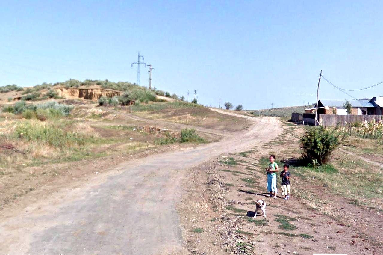 Bani publici cheltuiţi pe drumuri judeţene fictive/ Cu deszăpezirea şi plombarea pe cărările din tarlale