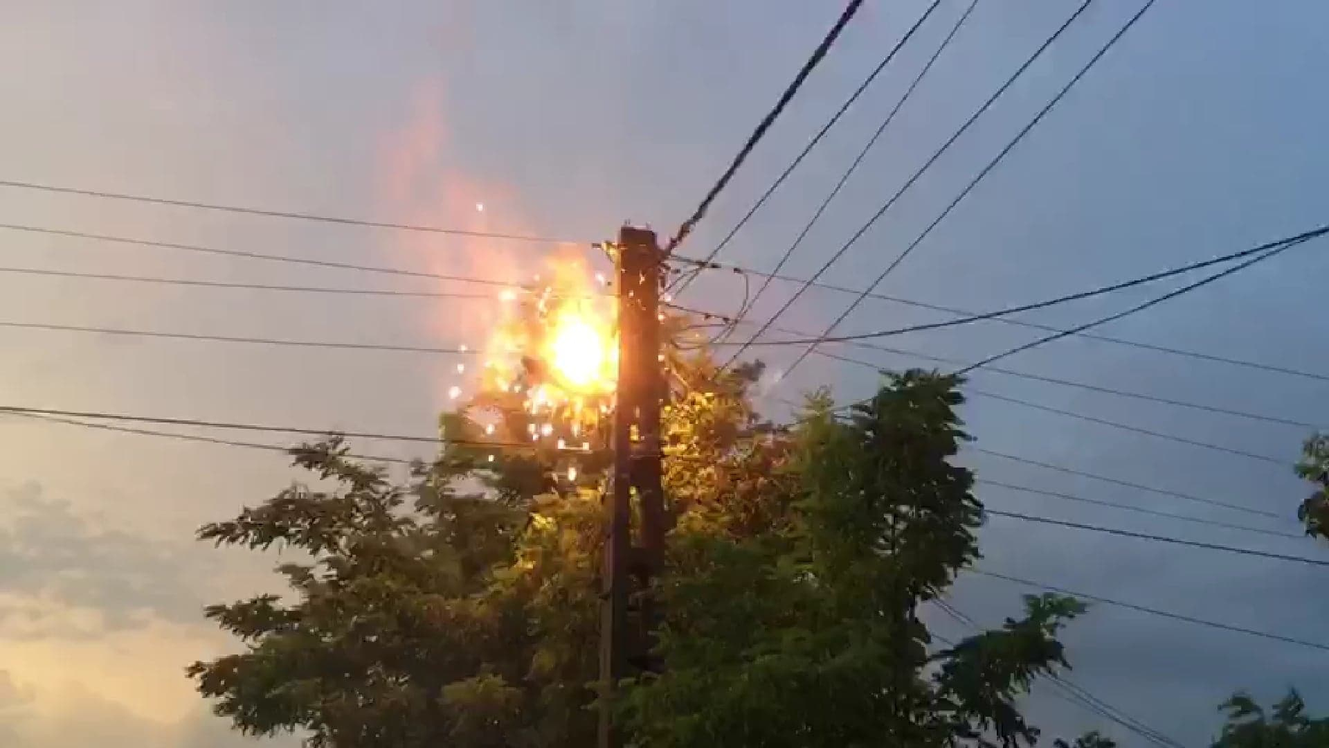 Vremea severă face ravagii în județ. Un bărbat a decedat după ce a fost lovit de trăsnet