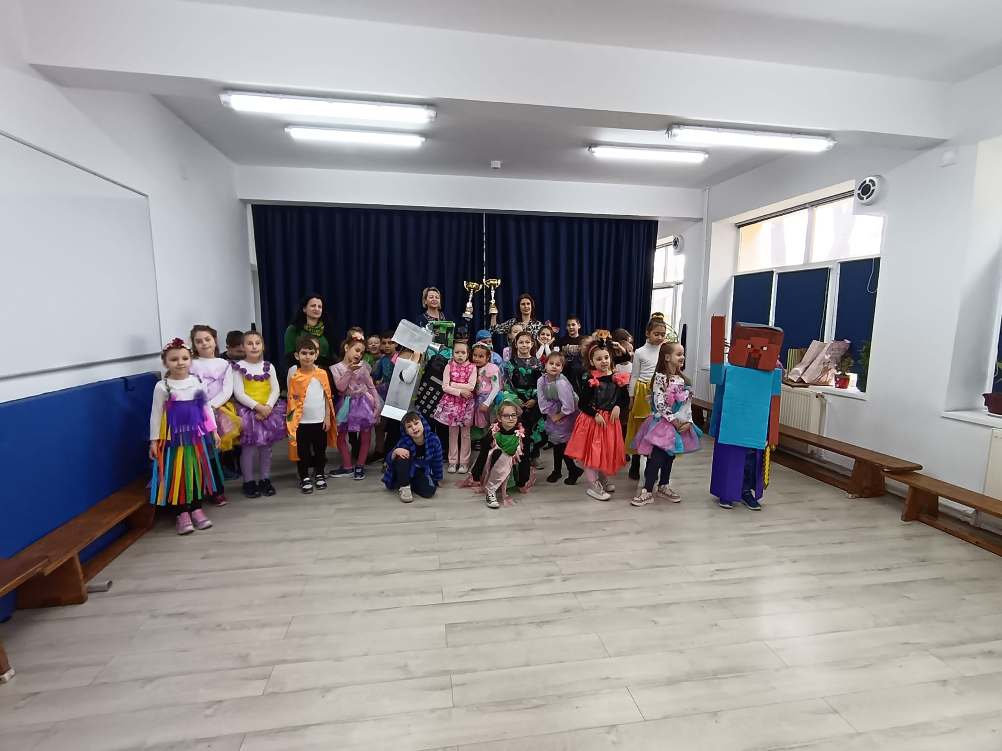 Clasele pregătitoare de la Școala 25, premiate de „Viața liberă”, la ele acasă (video)