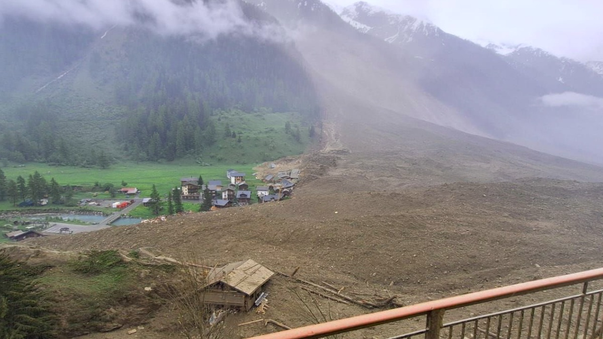 Sat îngropat de un ghețar prăbușit