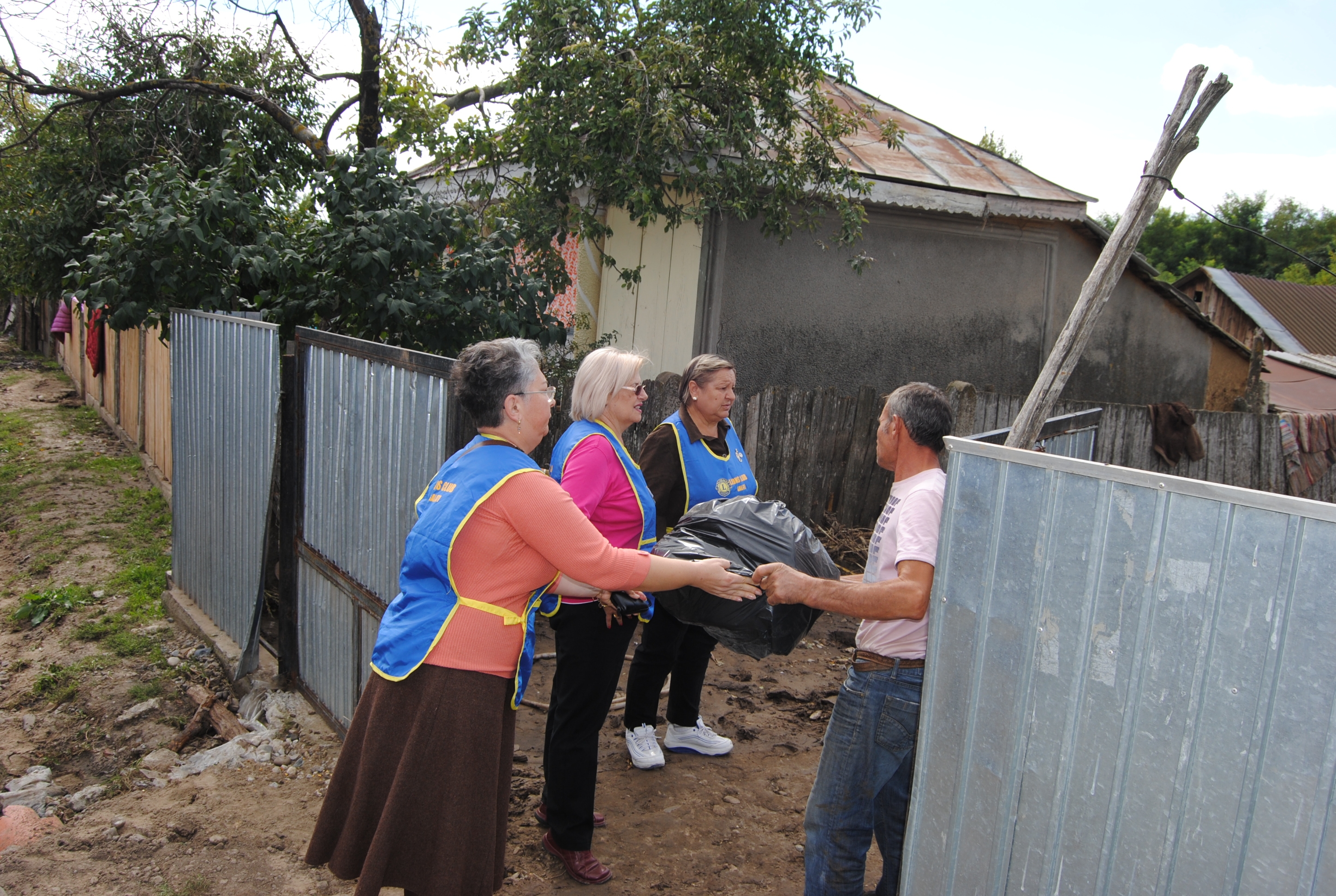 Clubul Lions se implică în soarta sinistraţilor: Ajutoare pentru familiile din Corni