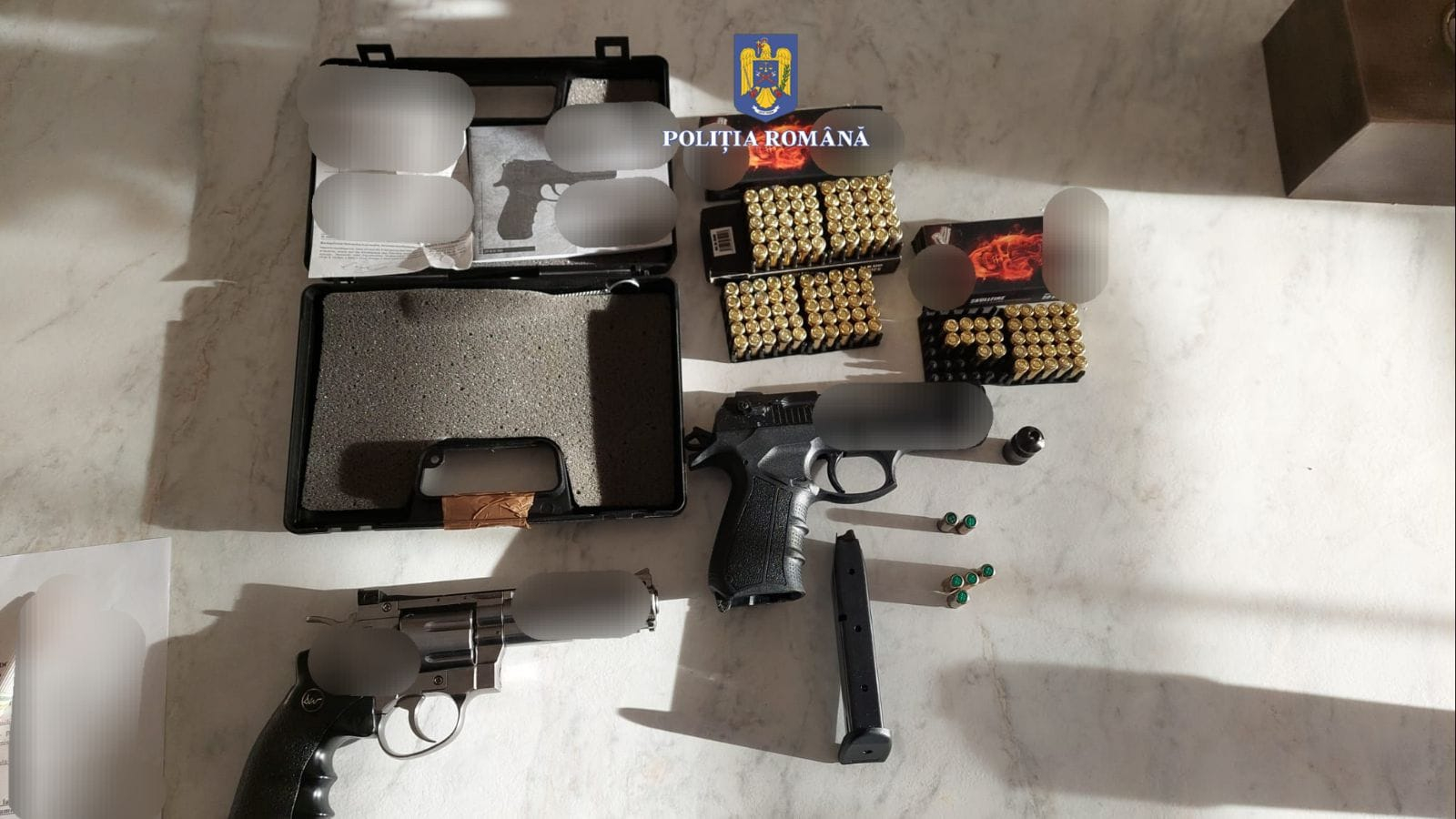 Poliţiştii au ridicat un adevărat arsenal de arme ilegale după zeci de percheziţii în judeţul Galaţi (FOTO/VIDEO)