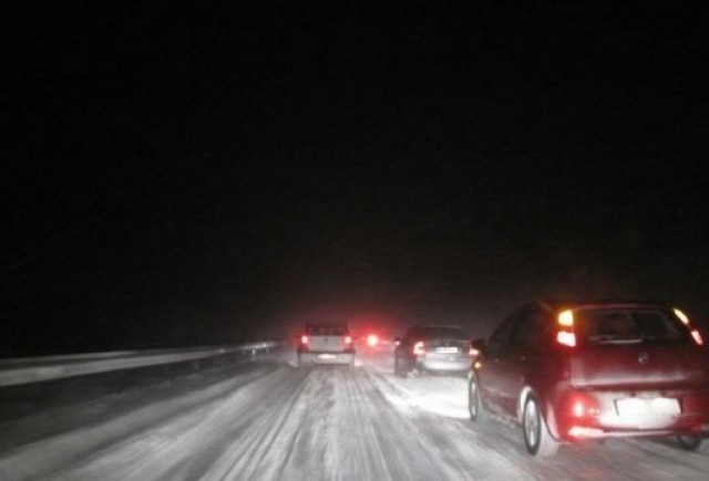 Un număr de 300 de şoferi de tir rămăşi blocaţi pe A1 au primit ceai, apă şi pâine