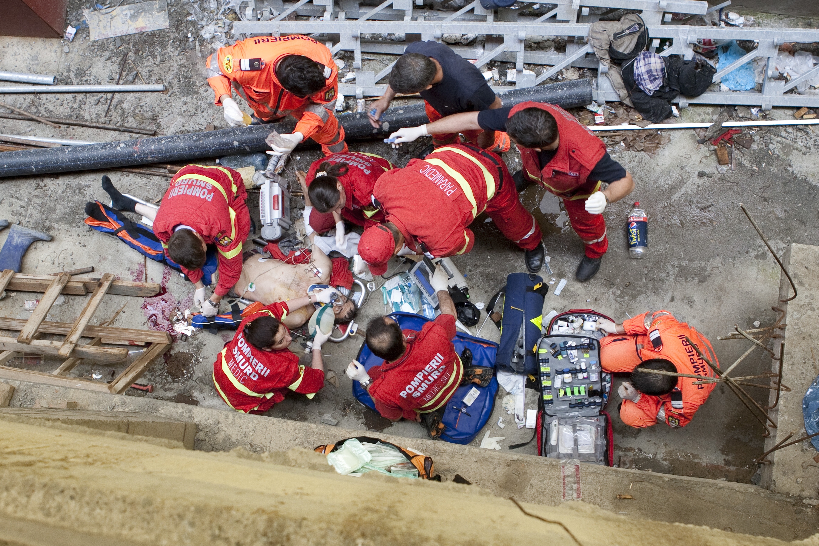 Accident de muncă: Un muncitor a căzut de la 15 metri înălţime