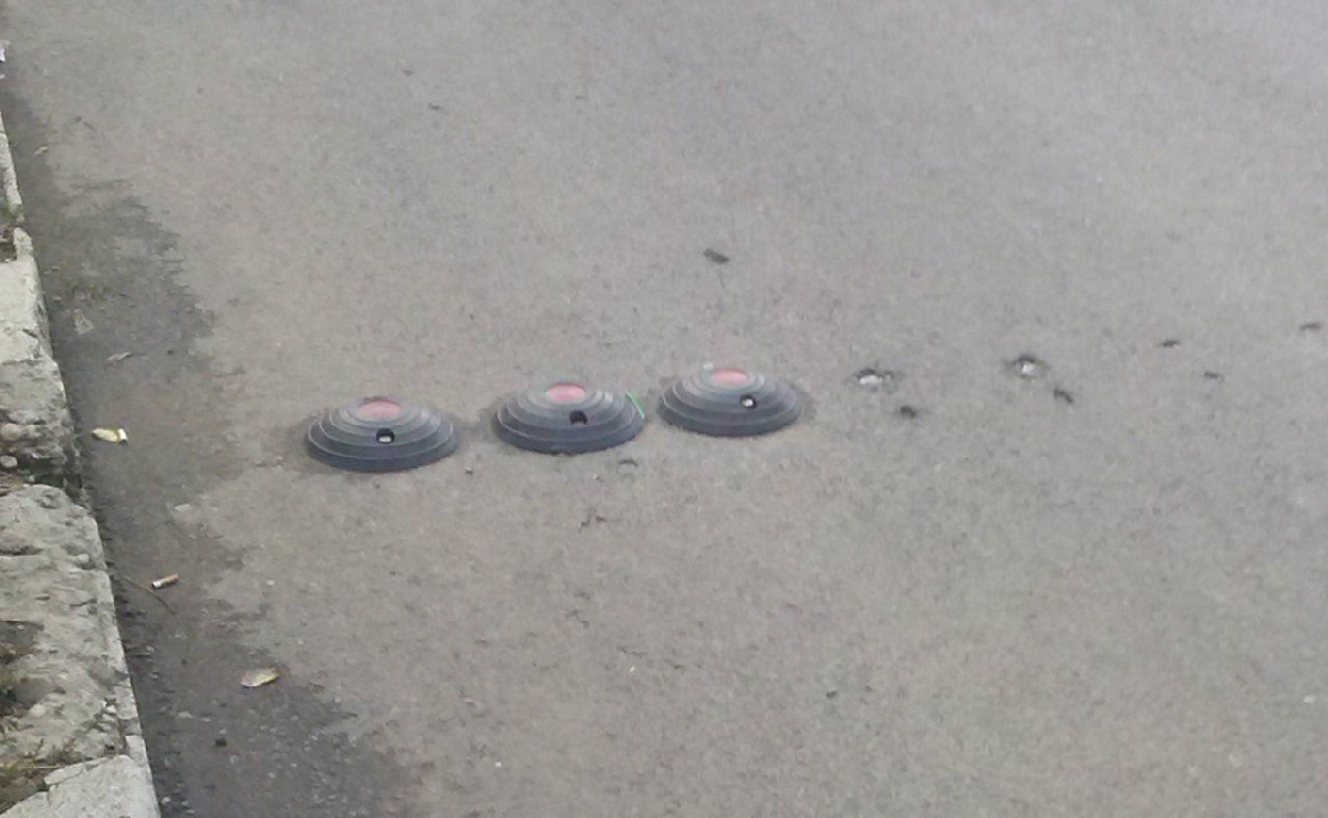 Să facem slalom printre "ţâţe" în faţa şcolii!