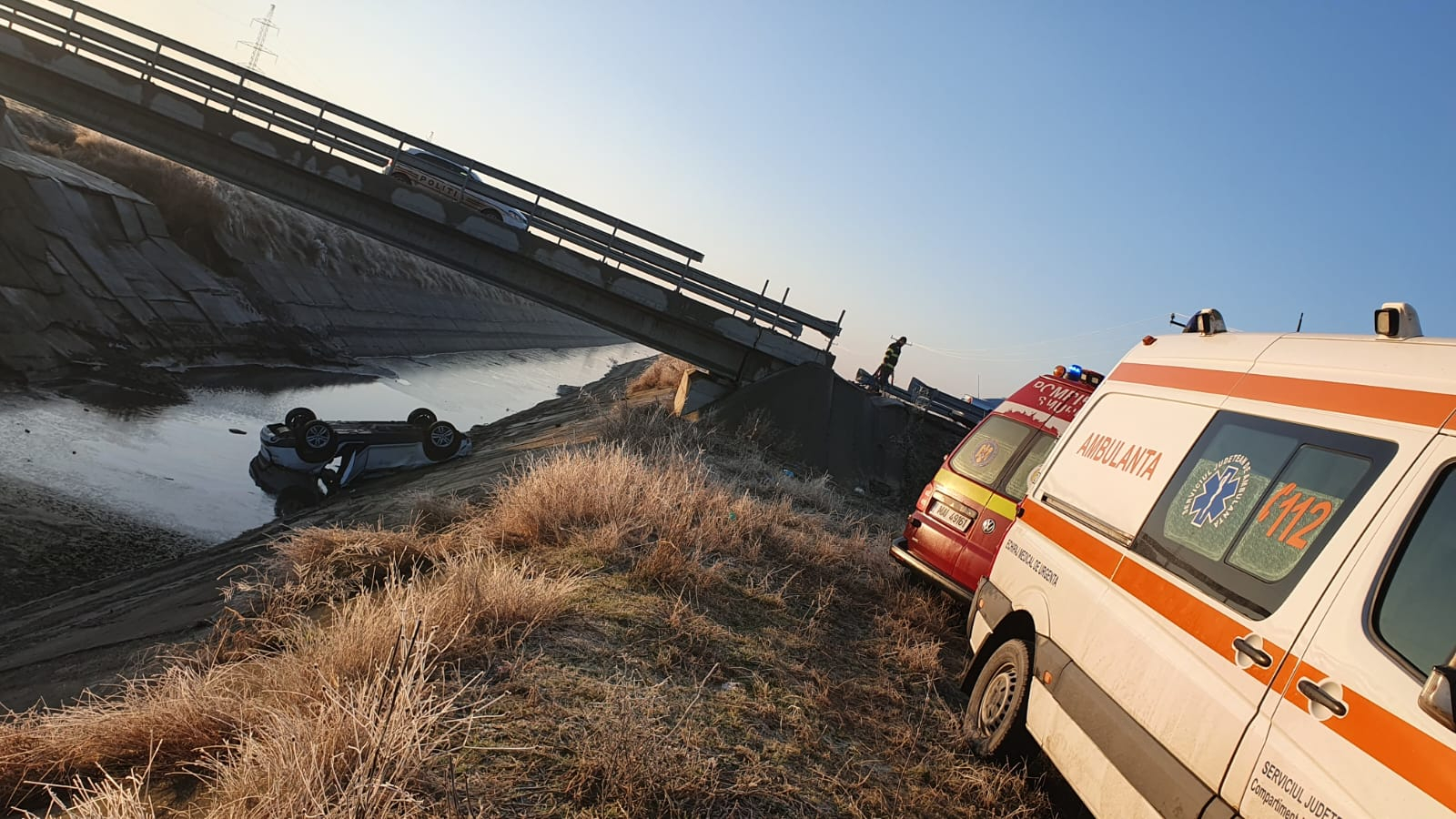 Grav accident din cauza drumului alunecos. O mașină cu cinci pasageri a căzut într-un canal