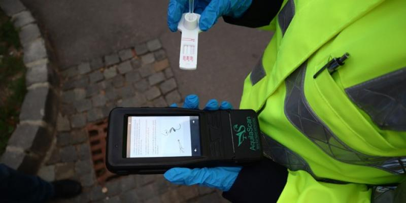 Băut și drogat, a boțit două mașini