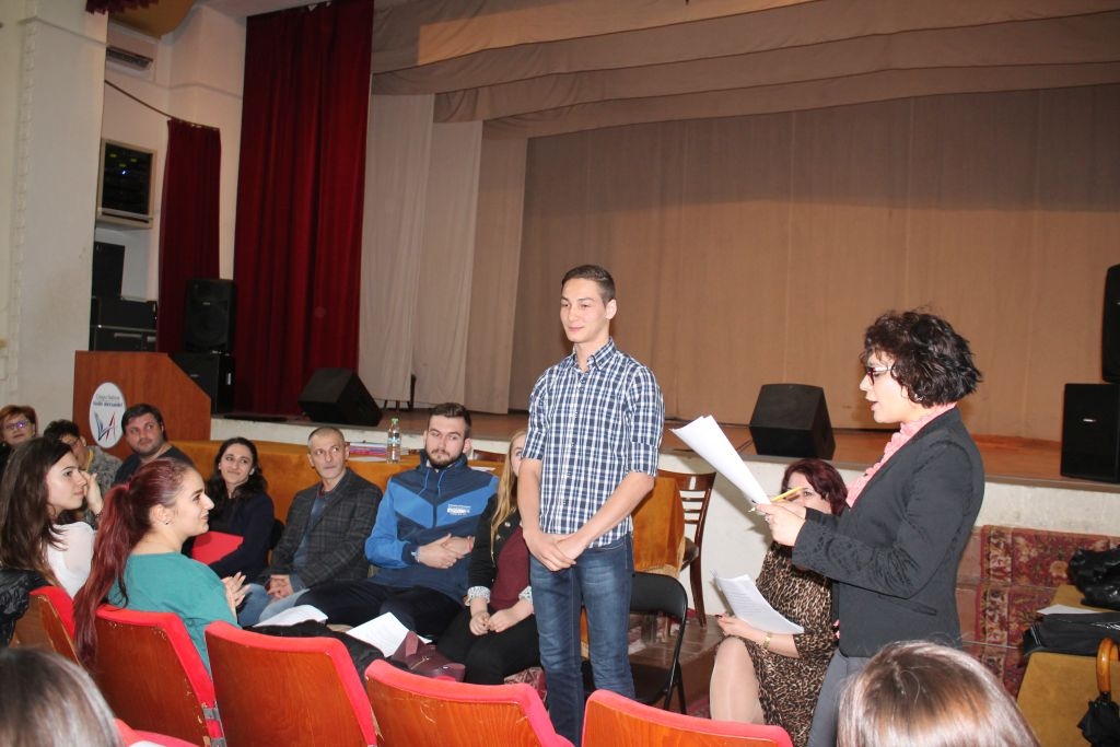 CE SCHIMBĂRI VOR ELEVII. Educaţia din România, subiect fierbinte la Galaţi