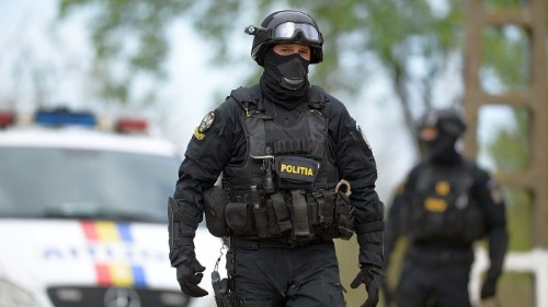 Conflict familial extrem de violent, dezamorsat în stradă. Un polițist de la trupele speciale a împiedicat o nenorocire