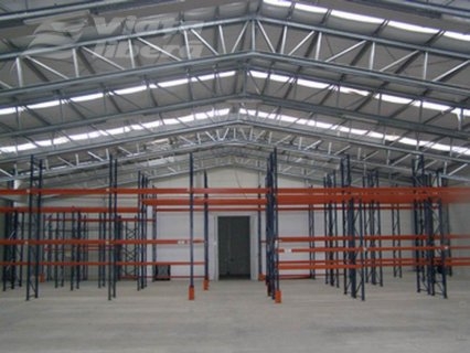 Cu gura de lup, în hala de depozitare