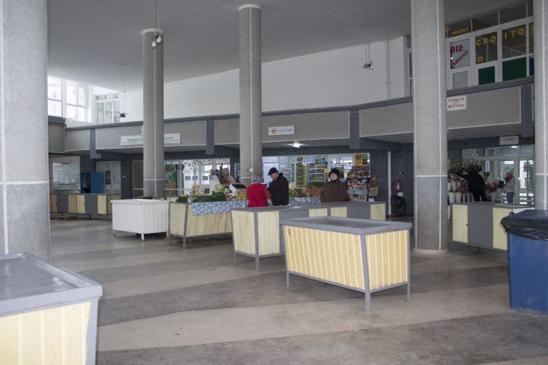 Piaţa din Micro 20, goală şi păzită de câini / Fără comercianţi, nu există nici clienţi