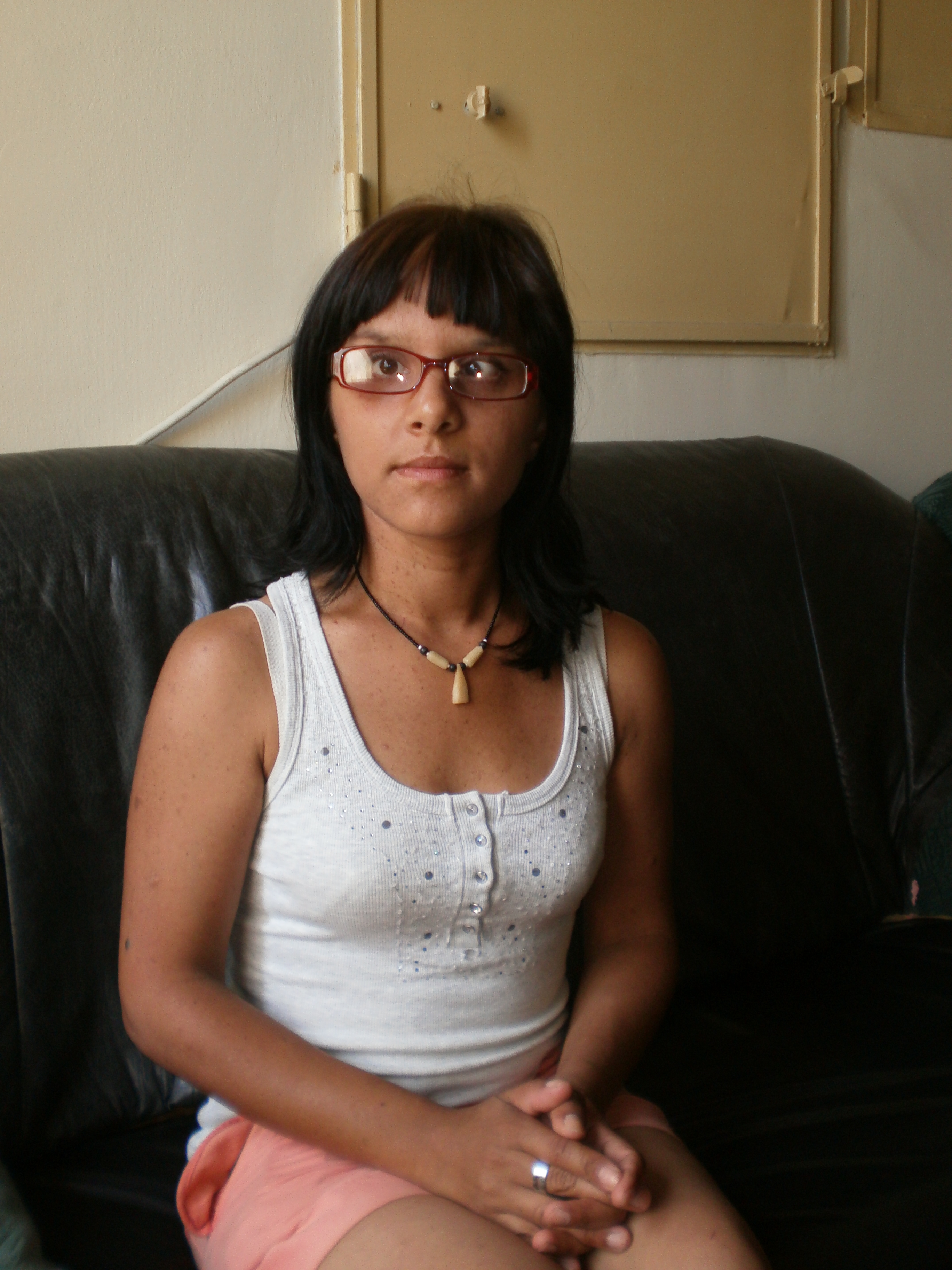 Campania VL "Din inimă"/ Tânăra care îşi pierde vederea pe zi ce trece