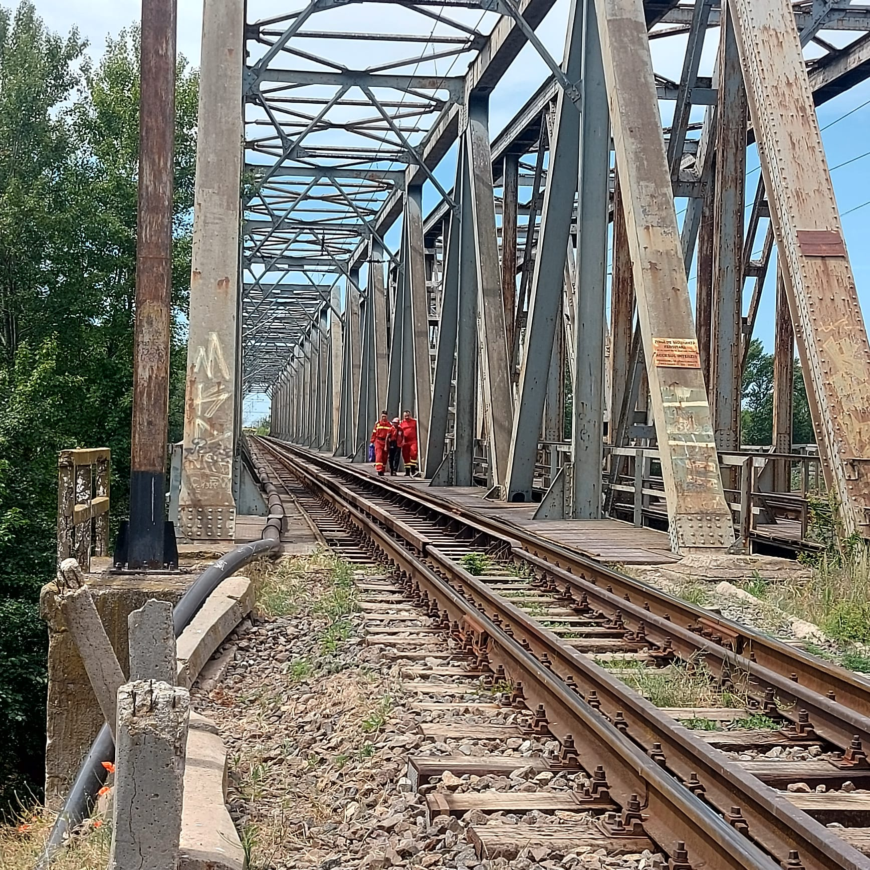 Un bețiv s-a culcat pe calea ferată și a refuzat să plece