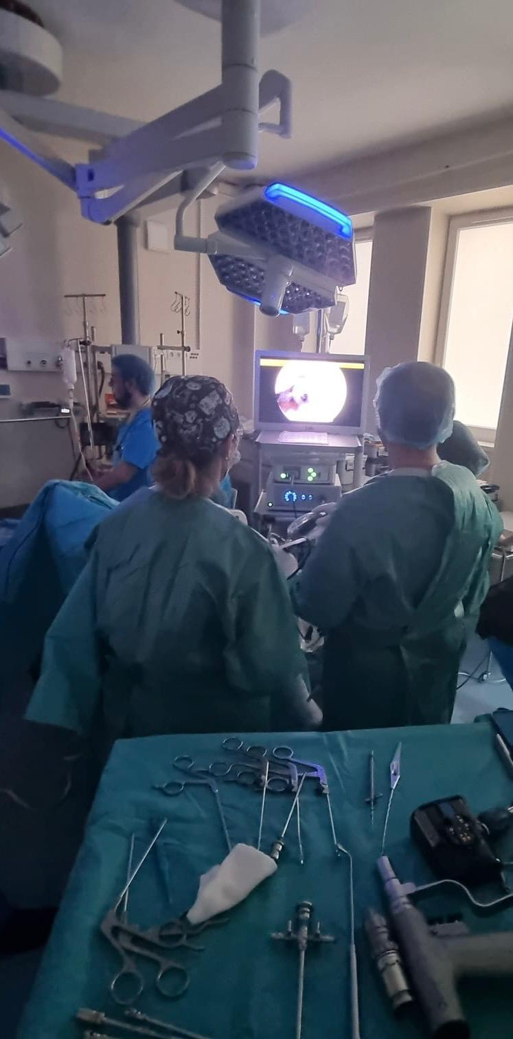 Trei sportivi adolescenți, operați artroscopic în premieră la Galați