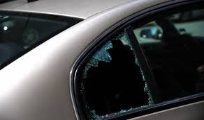 Motivul incredibil pentru care un tânăr cu dublă cetăţenie a spart două maşini în centrul Galaţiului