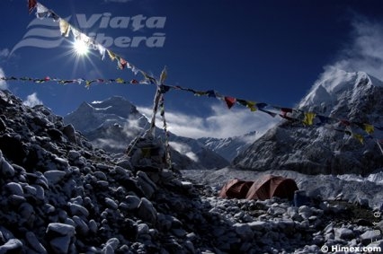 Slalom printre avalanşe şi militari