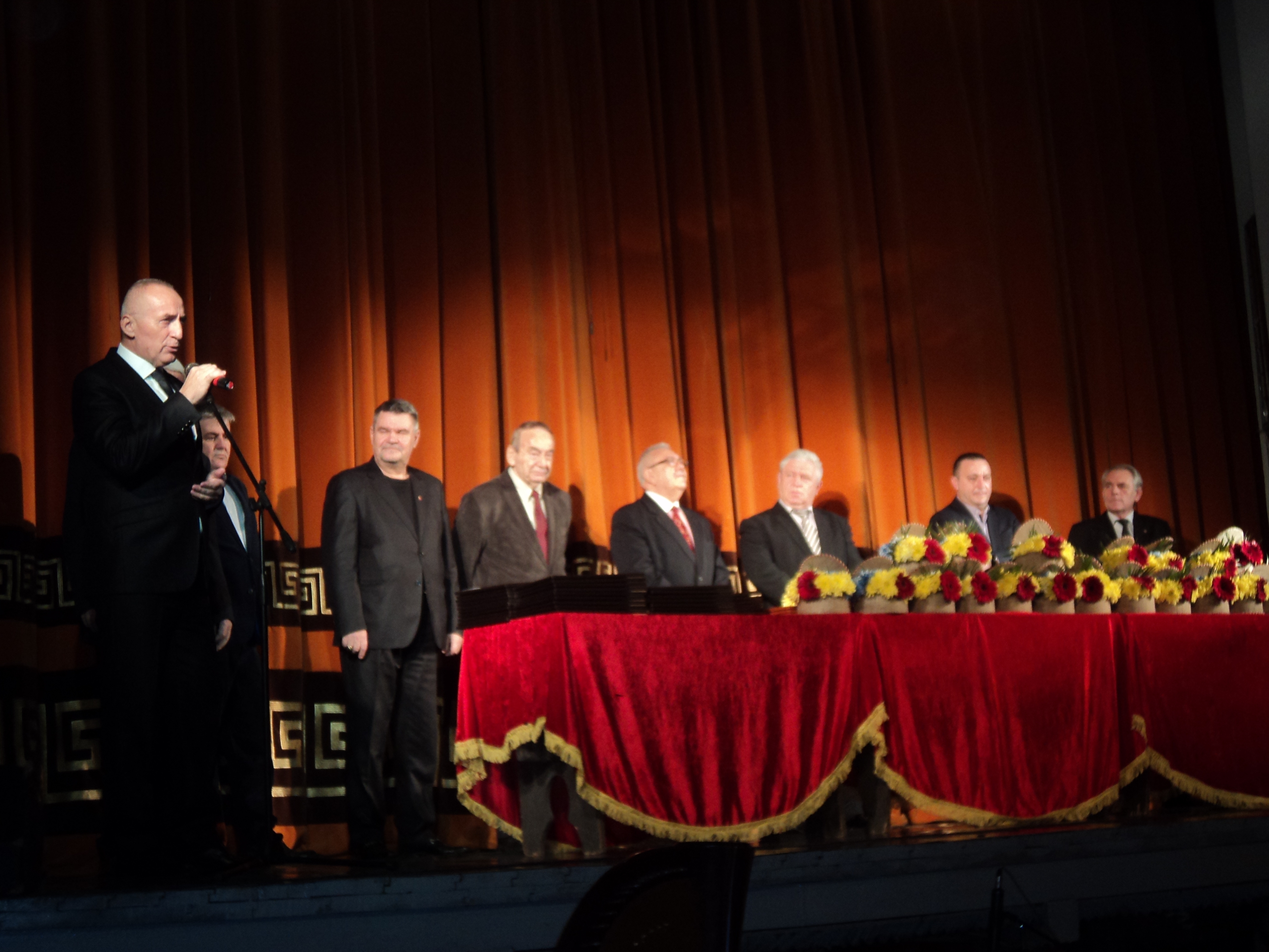 Primarul Marius Stan şi consilierii locali au premiat elitele duminică seară/ Patru gălăţeni au devenit Cetăţeni de Onoare ai oraşului